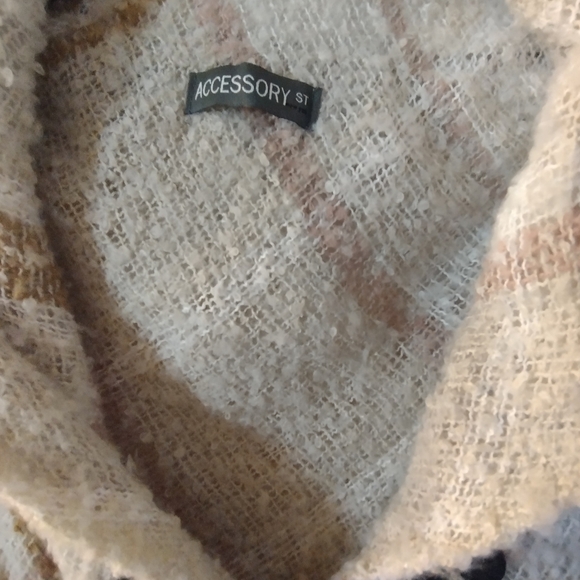 GUC Accessory ST Plaid Fringe Poncho with Toggle Closure - Picture 3 of 3